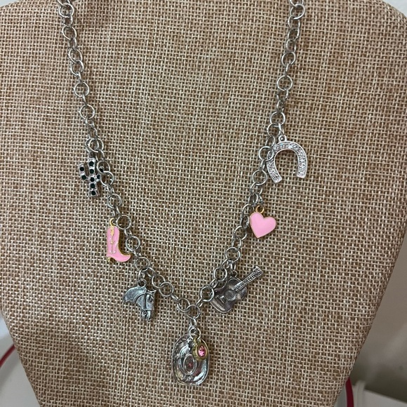 🎀 Cute Silver Western-themed Necklace 🎀 - Picture 1 of 3